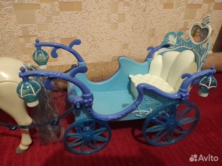 Карета с лошадью