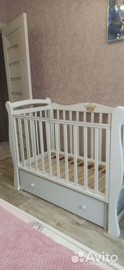 Детская кроватка с маятником и ящиком