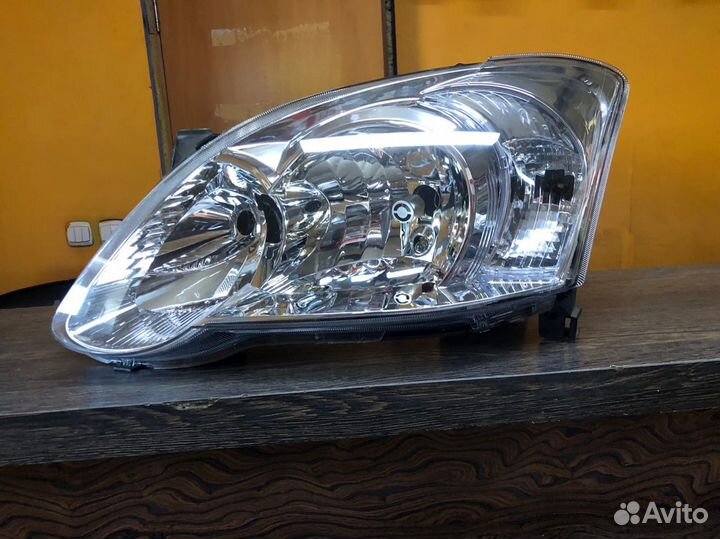 Фара передняя правая и левая Toyota Corolla 120 HB