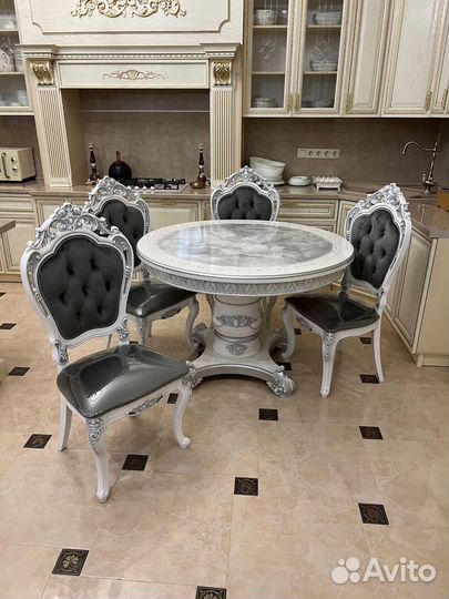 Стол и стулья