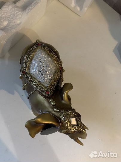 Золотая статуэтка слона со слоненком