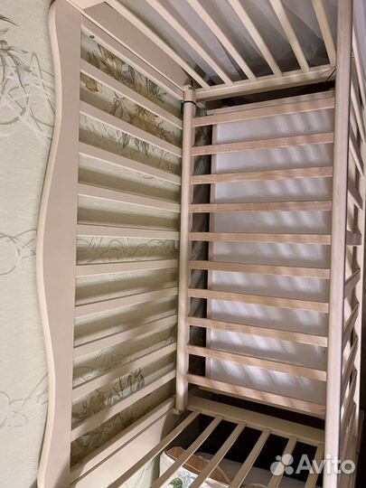 Детская кроватка с маятником и ящиком