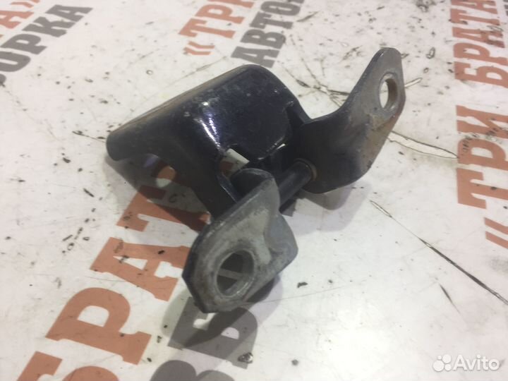 Мазда 3 Петля нижняя передней двери Лев