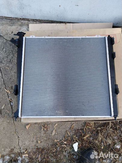 Радиатор охлаждения двигателя KIA sorento II