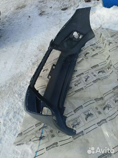 Передний бампер toyota hilux 2018г оригинал