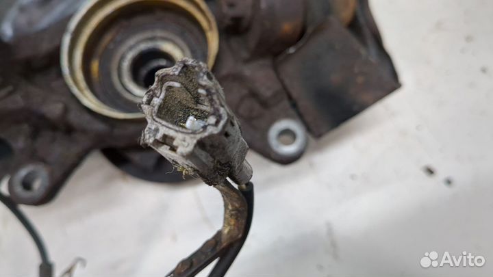 Ступица (кулак, цапфа) правая передняя Lexus RX, 2001