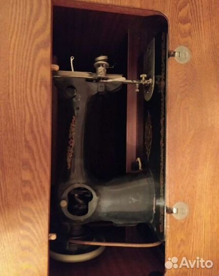 Швейная машина ножная с тумбочкой