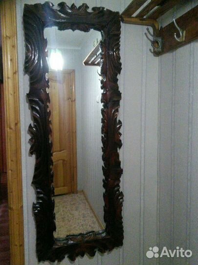 Зеркало в резной деревянной раме