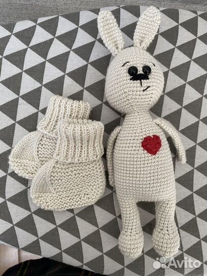 Подарочный набор Вязаная игрушка зайчик и пинетки