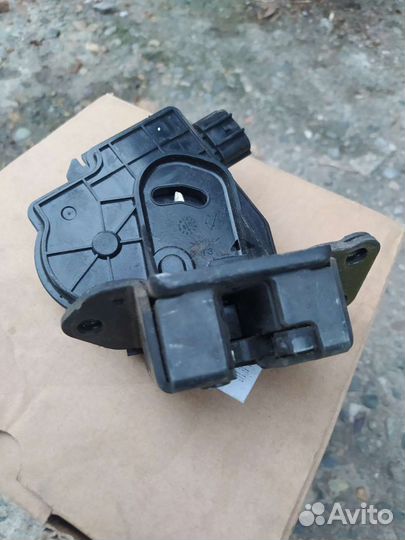 Замок багажника Toyota Fielder 69350-28150