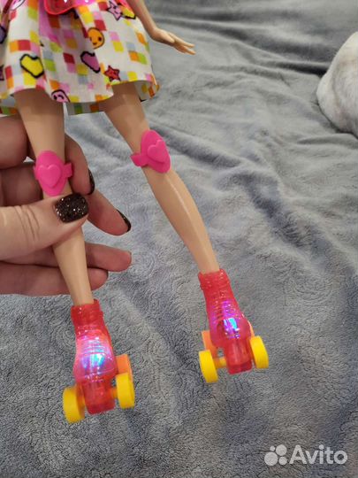 Кукла барби на роликах
