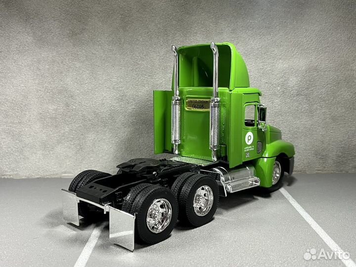 Коллекционная модель Freightliner 1:32 NewRay