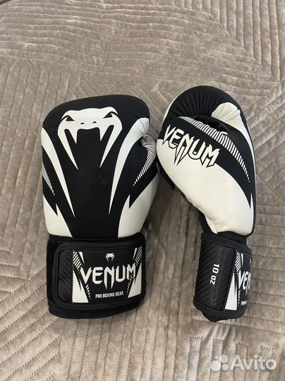 Боксерские перчатки Venum 10 oz