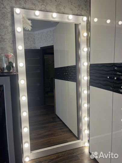Гримерное зеркало с лампочками