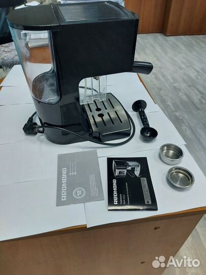 Кофеварка рожковая Redmond rcm-1512
