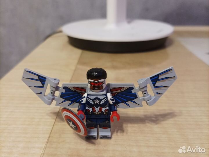 Продам lego человечков