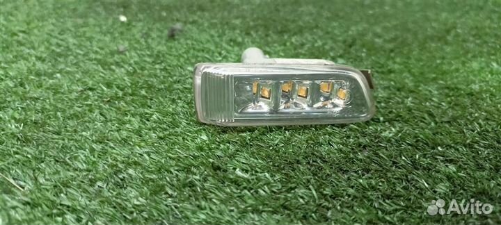 Повторитель на крыло левый белый Audi Audi A8 4E