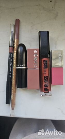 Помады, блески и карандаши для губ