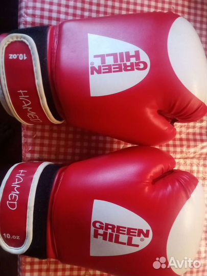 Боксерские перчатки и шлем