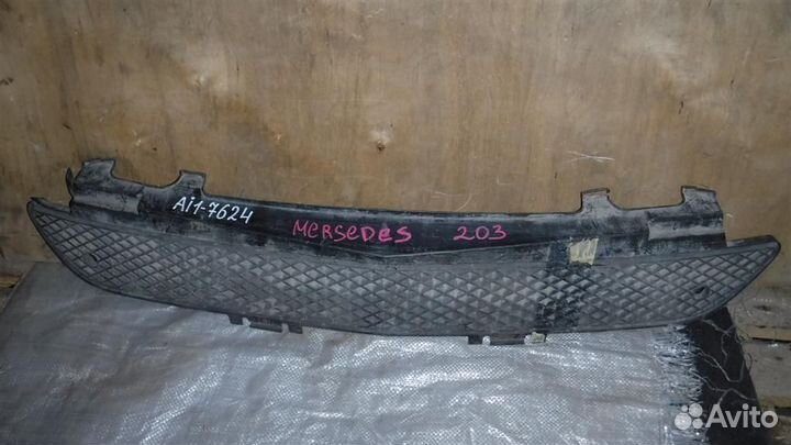 Решетка в бампер центральная Mercedes Benz C-Clas