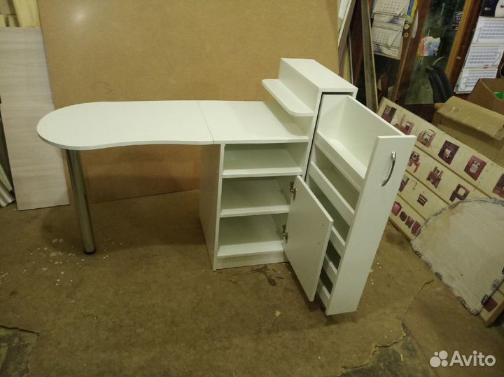 Маникюрный стол 