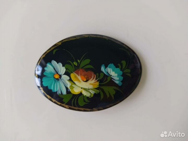 Деревянная расписная брошь