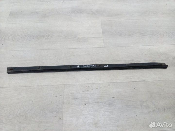 Уплотнитель стекла передний левый Kia Sorento SUV