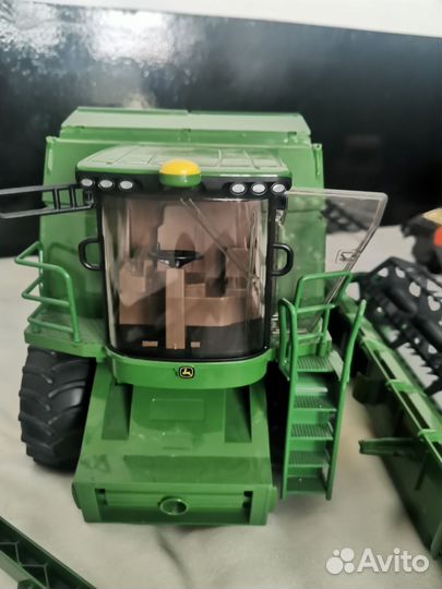 Игрушка Комбайн John Deere harvester T670i Bruder