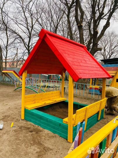Детская песочница с крышей