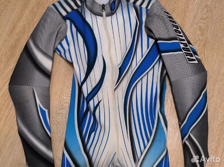 Спусковой горнолыжный комбинезон