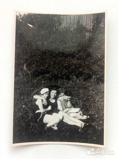 Старинные фотографии, ретро. Девушки отдыхают