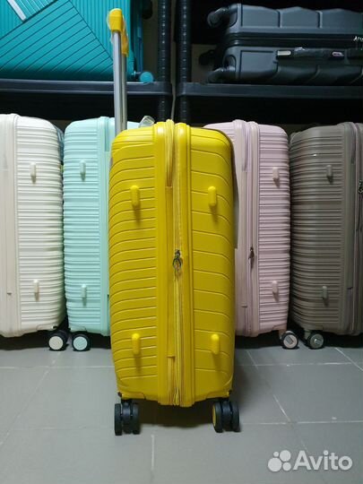 Ударопрочный чемодан на колесах М