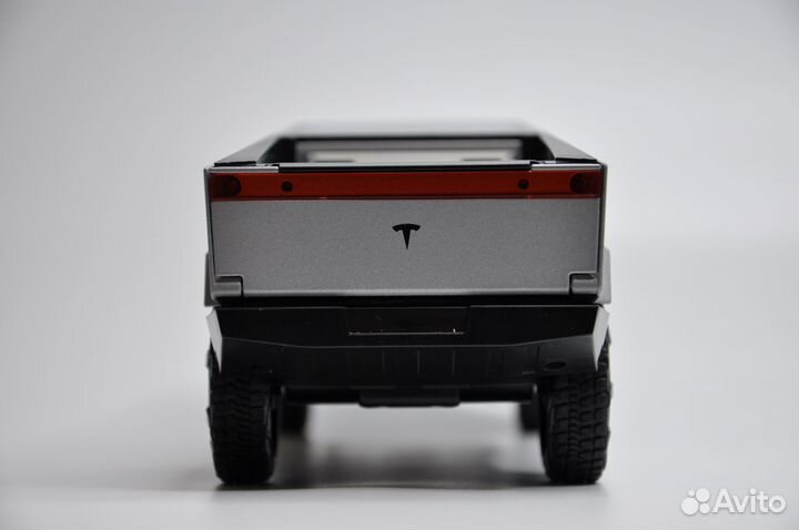Модель автомобиля Tesla Cybertruck металл