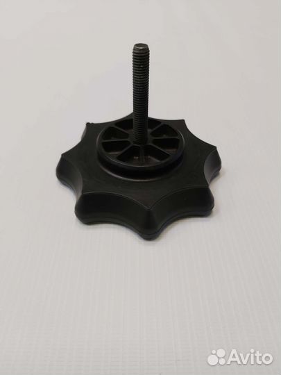 Болт крепление запасного колеса