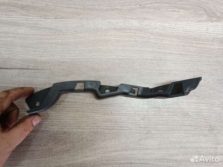 Направляющая заднего бампера правая fiesta mk5