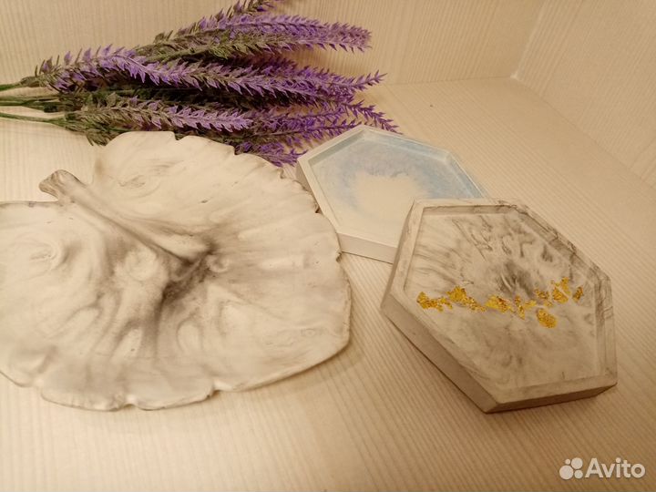 Гипсовые изделия. Подставки, подсвечники