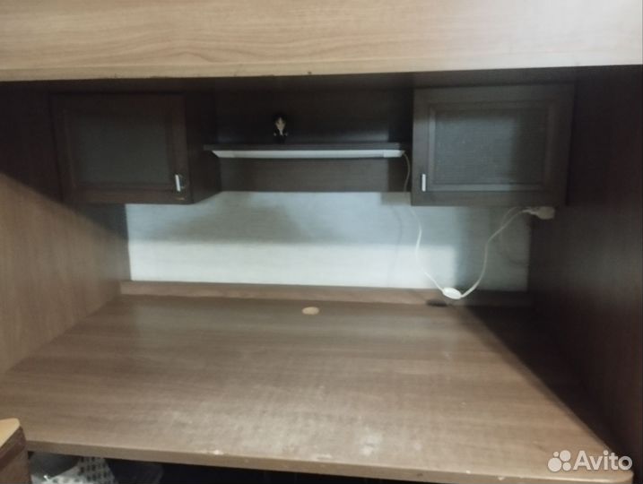 Письменный стол с кроватью и шкафом lazurit