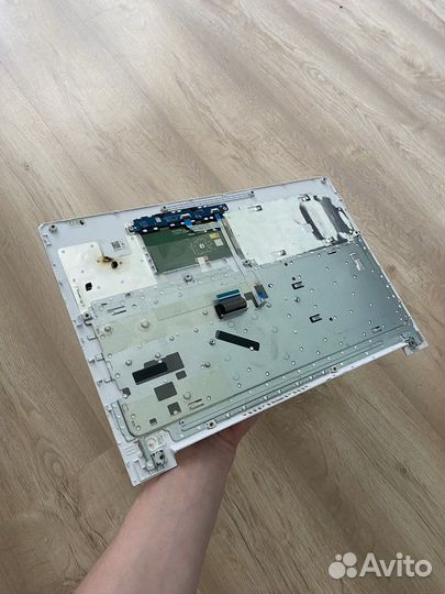 Верхняя панель клавиатуры и крышка монитора