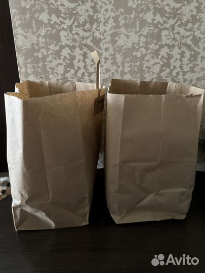 Два пакета с вещами