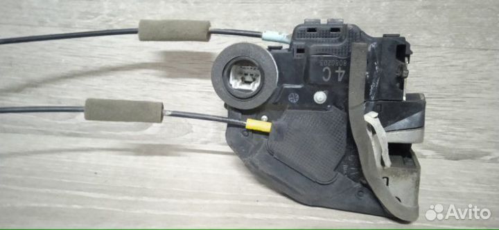 Замок двери задний левый Toyota Camry ASV40