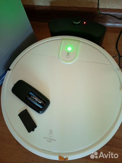 Робот пылесос axion новый