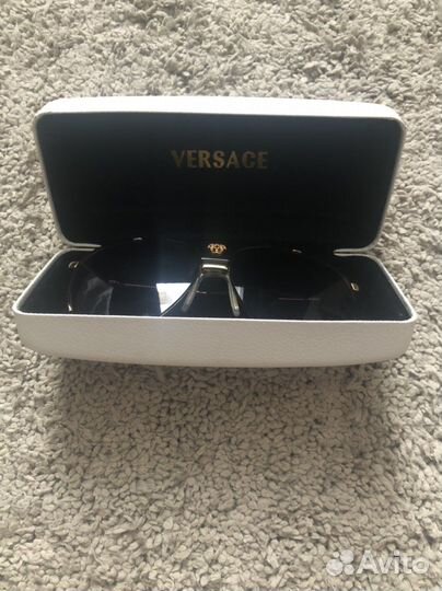 Солнцезащитные очки versace