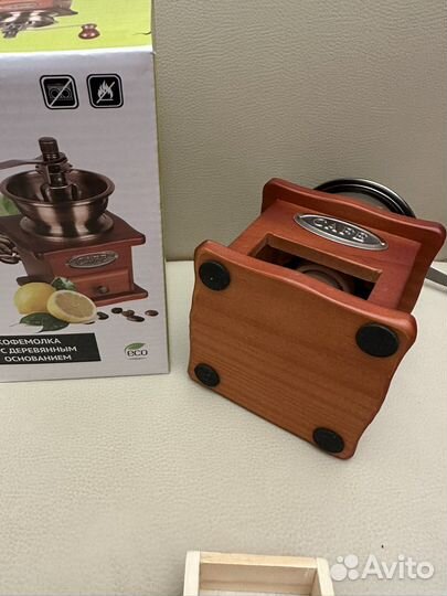 Кофемолка ручная.Аргентина.деревоновая17,5х10х10см