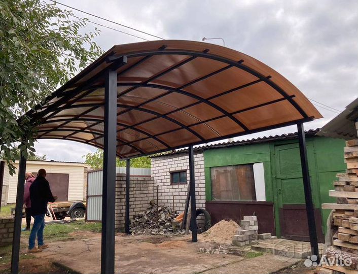 Металлический навес для машины