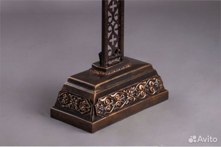 Крест могильный каменный