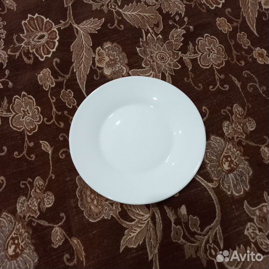 Разная посуда из IKEA (тарелки, форма, кружки)