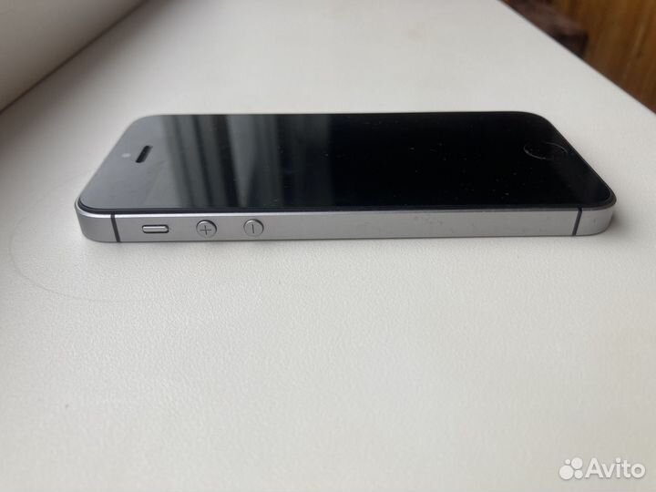 Телефон iPhone se 2016 года на 32гб