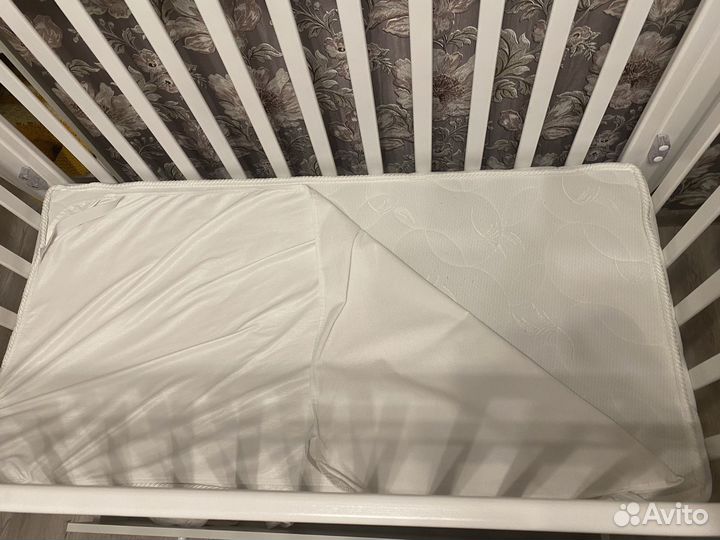 Детская кроватка с маятником