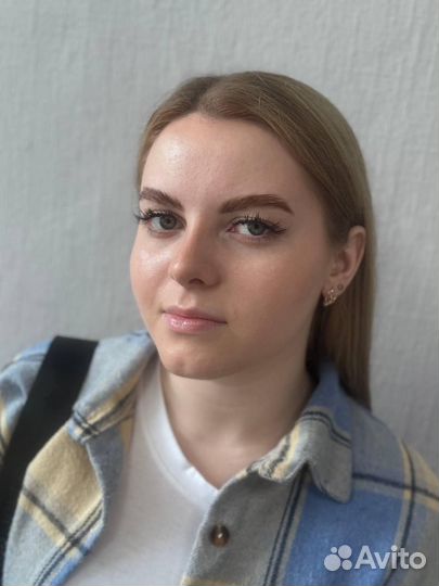 Модель на брови