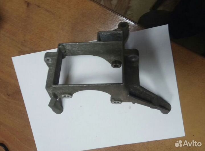 Кронштейн насоса гура Ауди А6 С5